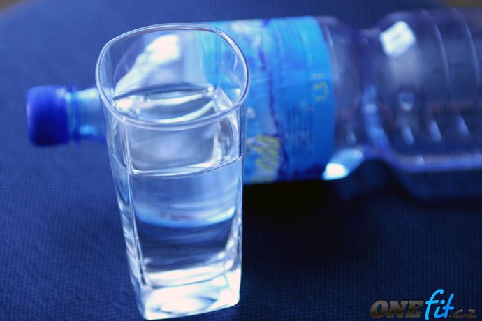 Píjte mezi sériemi vodu | ONEfit.cz